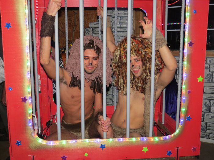 circus pic in cage